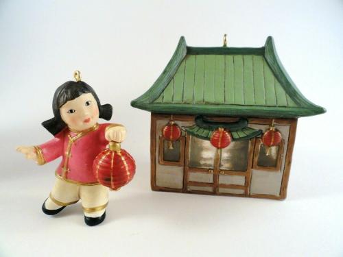 Елочная игрушка светящаяся Китайский дом с девочкой, 2007 г.