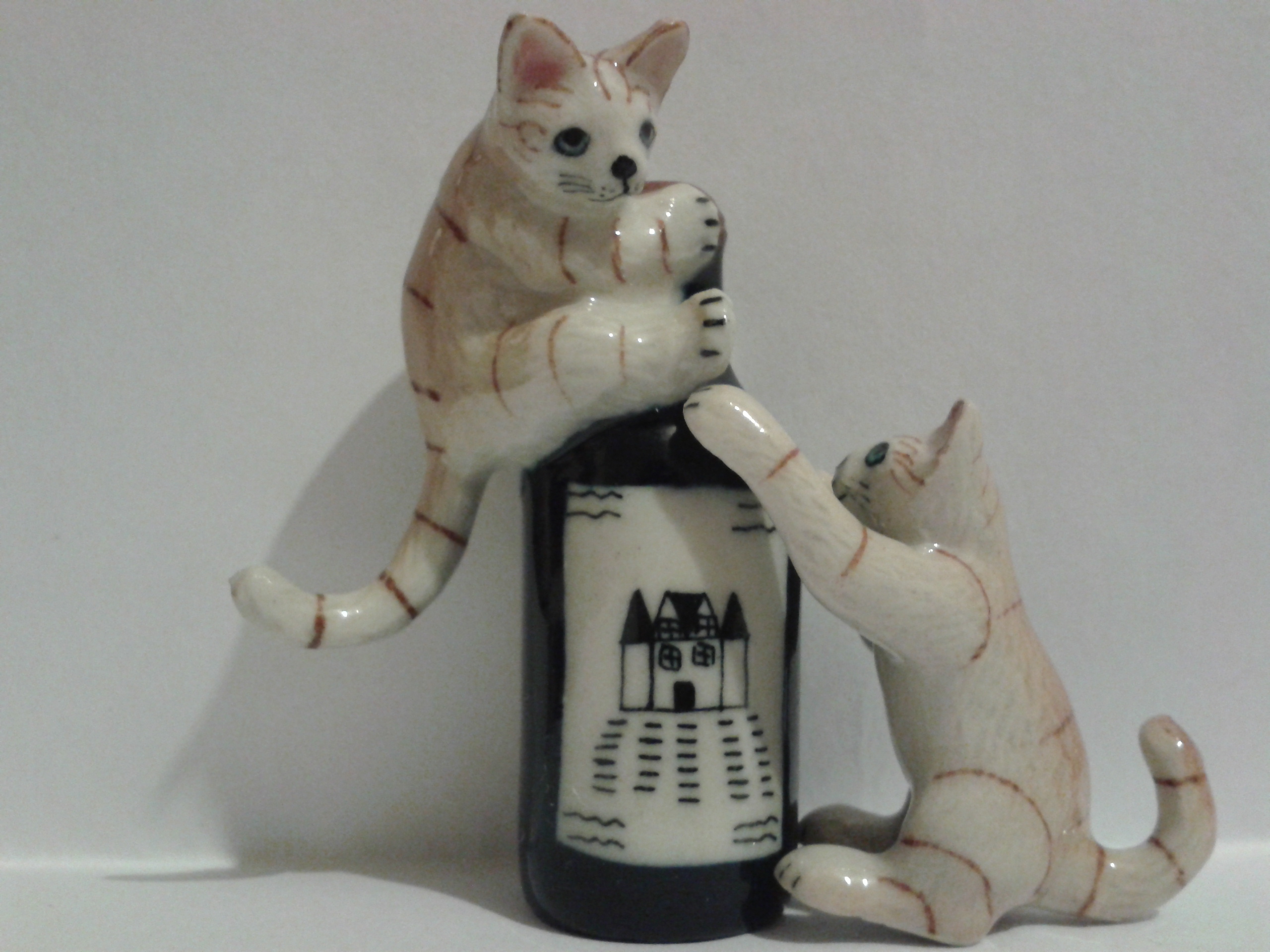 Фигурки кошек с бутылкой